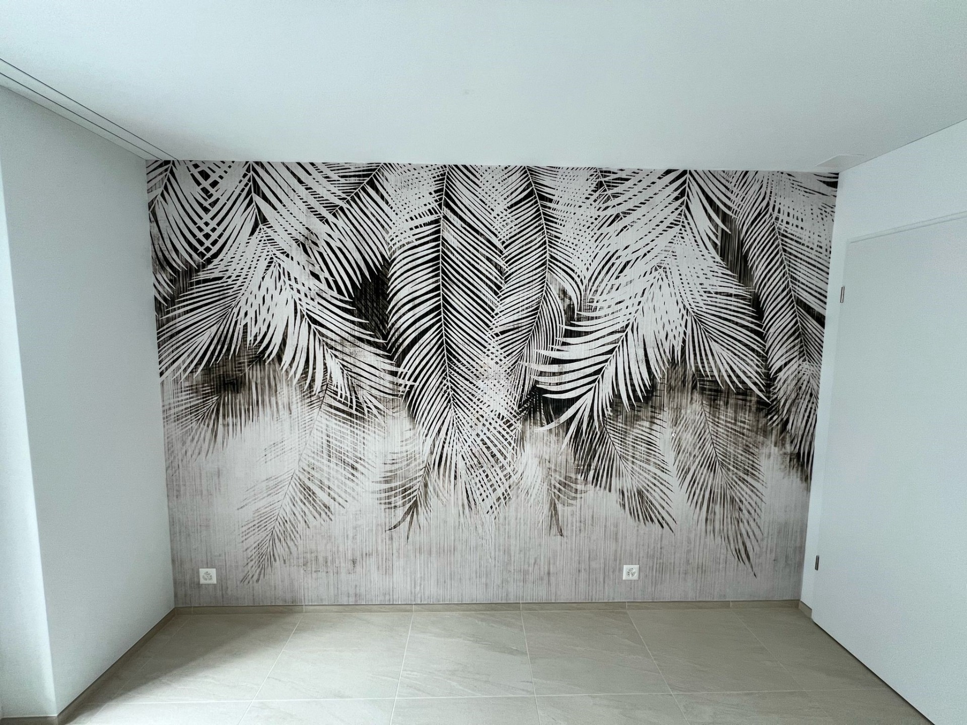 Botanische Designtapete als individuelle Wandgestaltung in einem modernen Wohnraum